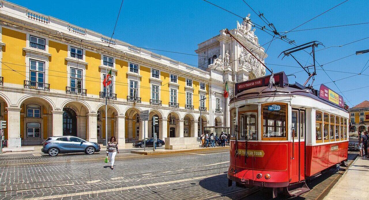 tram, train, road-4379656.jpg